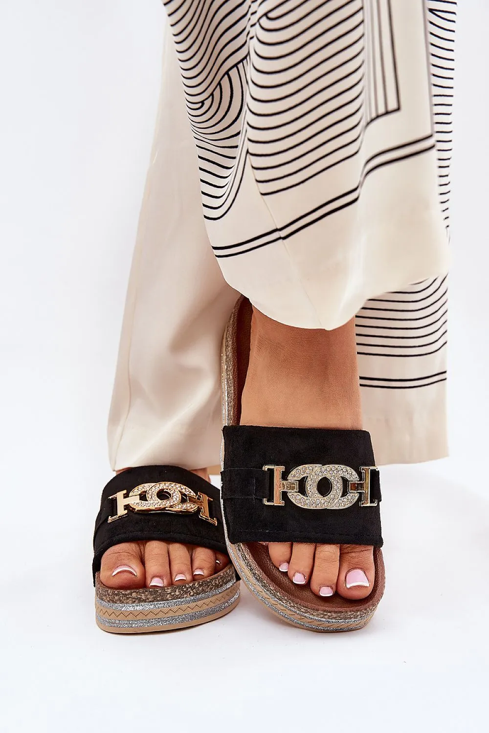 Decorative golden detail sandals