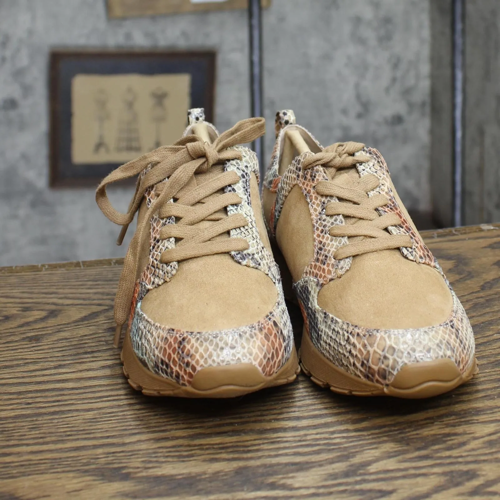 G.I.L.I. Womens Snake Print Suede Low Top Sneakers Caramel Brown 6.5M