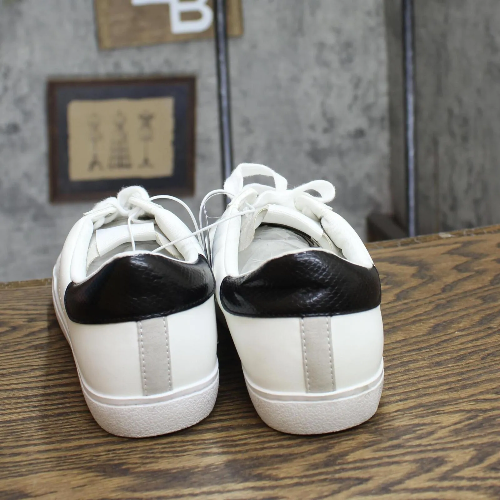 Universal Thread Women's Candace Lace-Up Sneakers 87930850 White 9.5M